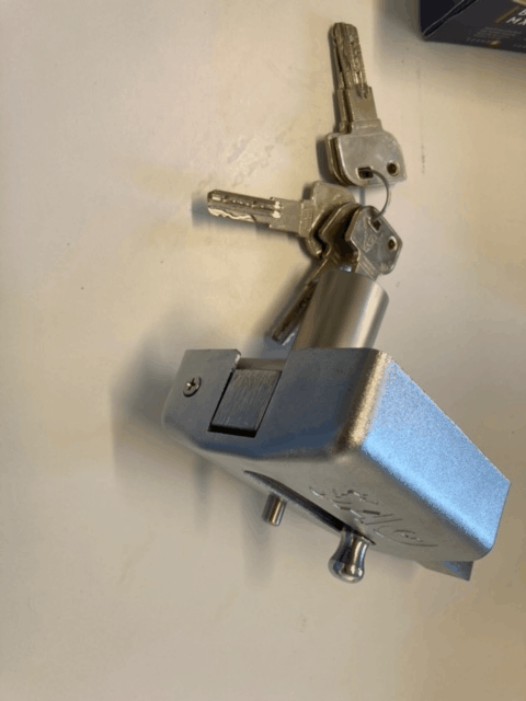 cerrajero moderno en acción, extrayendo llave rota