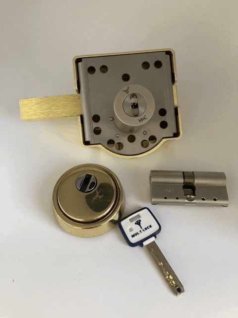 instalación de cerraduras avanzadas en puerta blindada